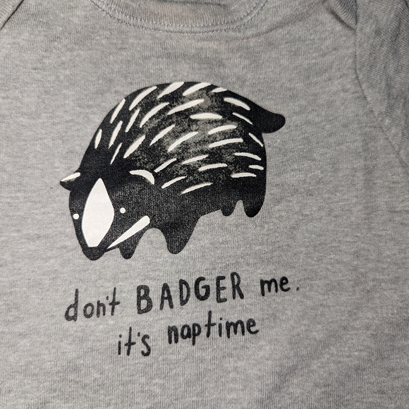 6/$22. 🦡 Old Navy grey onesie. Badger. Long sleeve. 3-6 months. - Picture 2 of 3